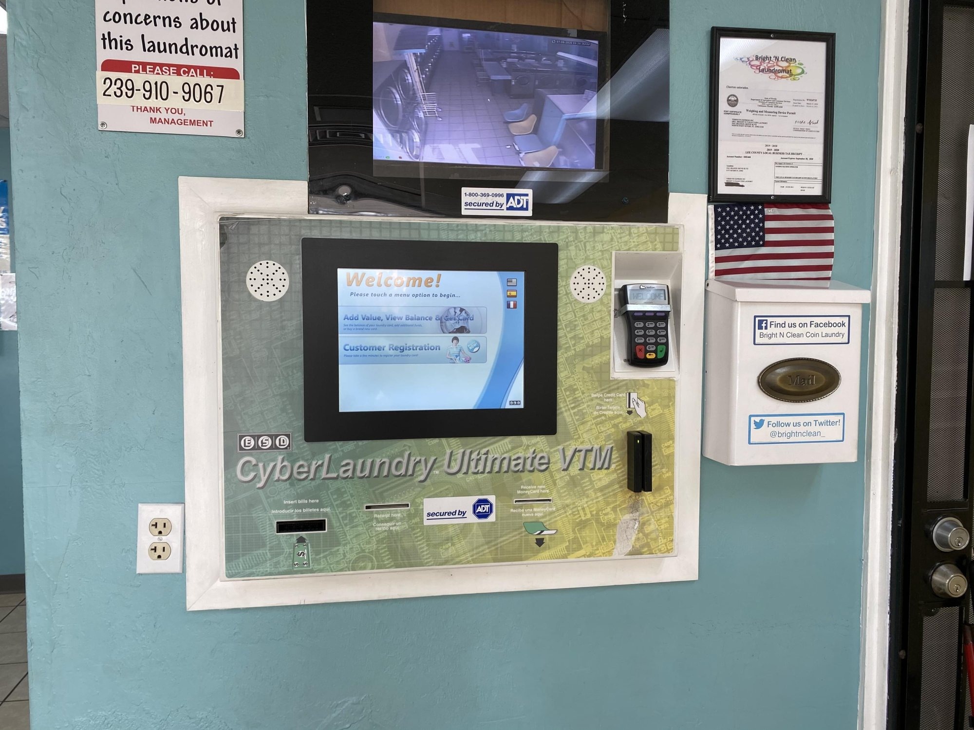 Card and cash payment kiosk